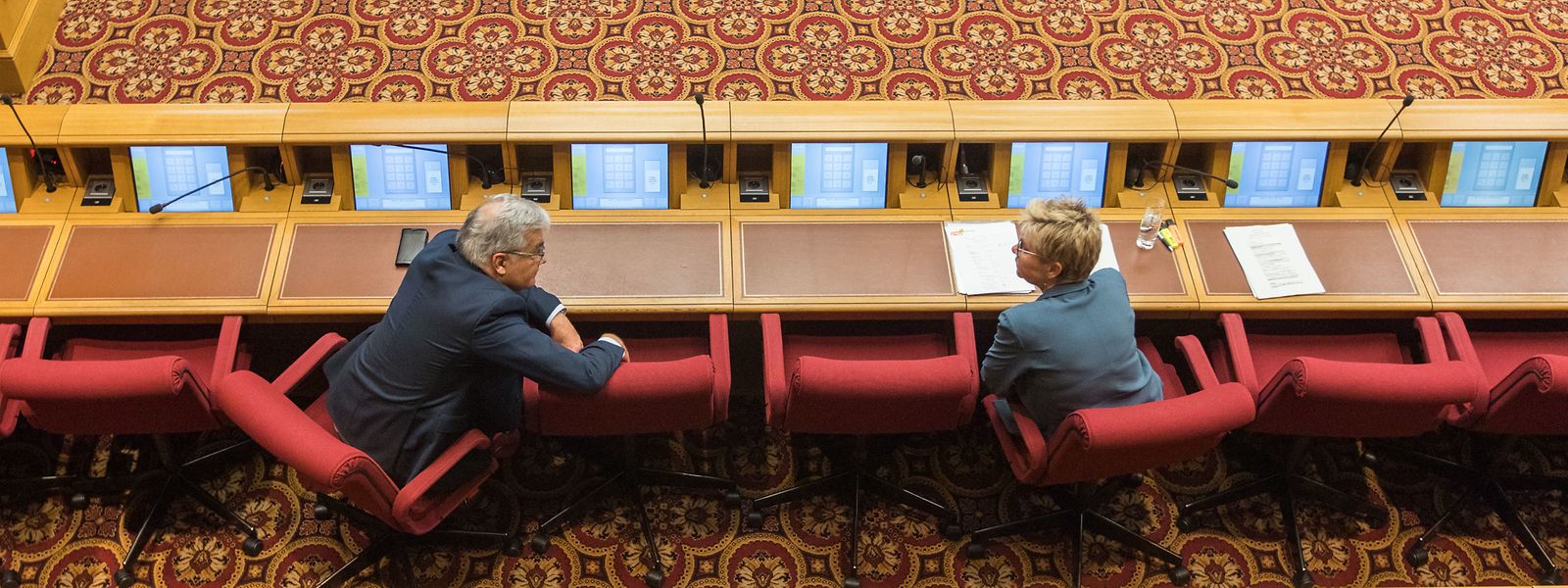 Die Abgeordneten gehen auf Distanz: Als Premier Bettel und Gesundheitsministerin Lenert am Dienstag die neusten Maßnahmen ankündigten, blieben zwischen jedem Volksvertreter zwei Sitze frei.