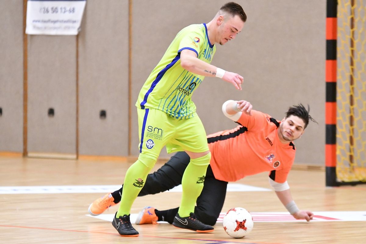 Daniele Buscemi (Futsal US Esch) tente de tromper Pedro Cardoso, le gardien des Red Boys Aspelt.