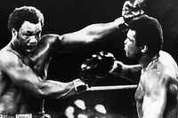 ARCHIV - 30.10.1974, Kongo, Kinshasa: Der US-Schwergewichtsboxer Muhammad Ali (r) im historischen Schlagabtausch mit seinem Kontrahenten George Foreman (Archivfoto vom 30.10.1974). (zu dpa "«Big George» Foreman wird 70 - Axel Schulz erinnert sich" vom 08.01.2019) Foto: dpa +++ dpa-Bildfunk +++
