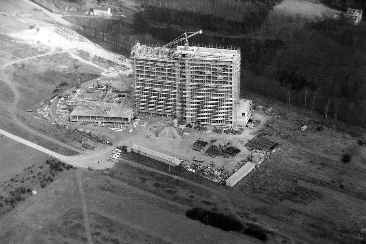 La construction de la tour Alcide de Gasperi ou "Héichhaus" au Kirchberg au début des années 1960 