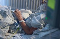 A patient in the palliative care ward at Charite hospital in Berlin, Germany, 07 December 2015. Photo: BRITTA PEDERSEN/dpa
