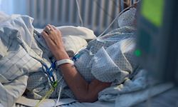 A patient in the palliative care ward at Charite hospital in Berlin, Germany, 07 December 2015. Photo: BRITTA PEDERSEN/dpa