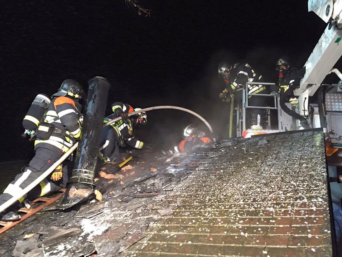 Die Feuerwehr hatte den Dachstuhlbrand schnell unter Kontrolle.