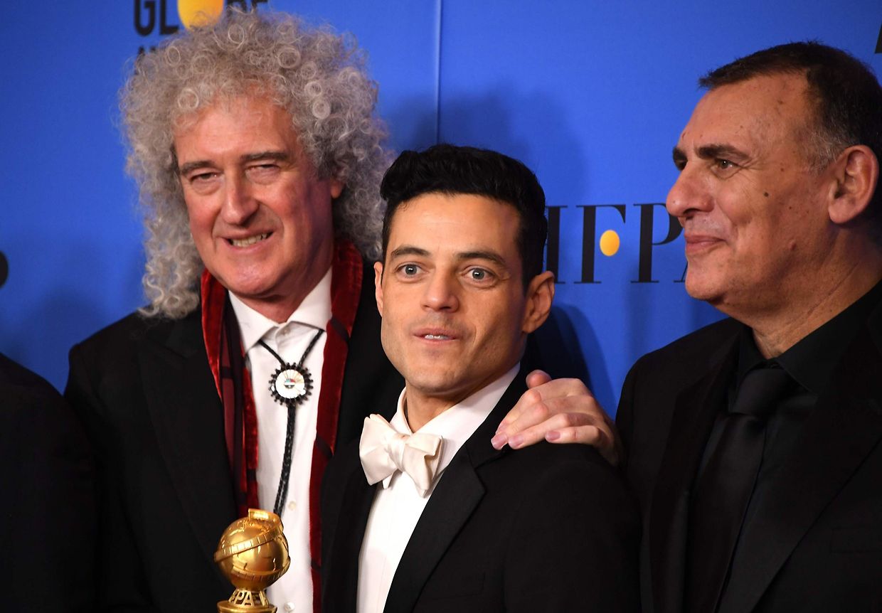 Meilleur film: "Bohemian Rhapsody" avec Graham King (à dr.), Brian May (à g.)Rami Malek, récompensé comme Meilleur Acteur (au centre).