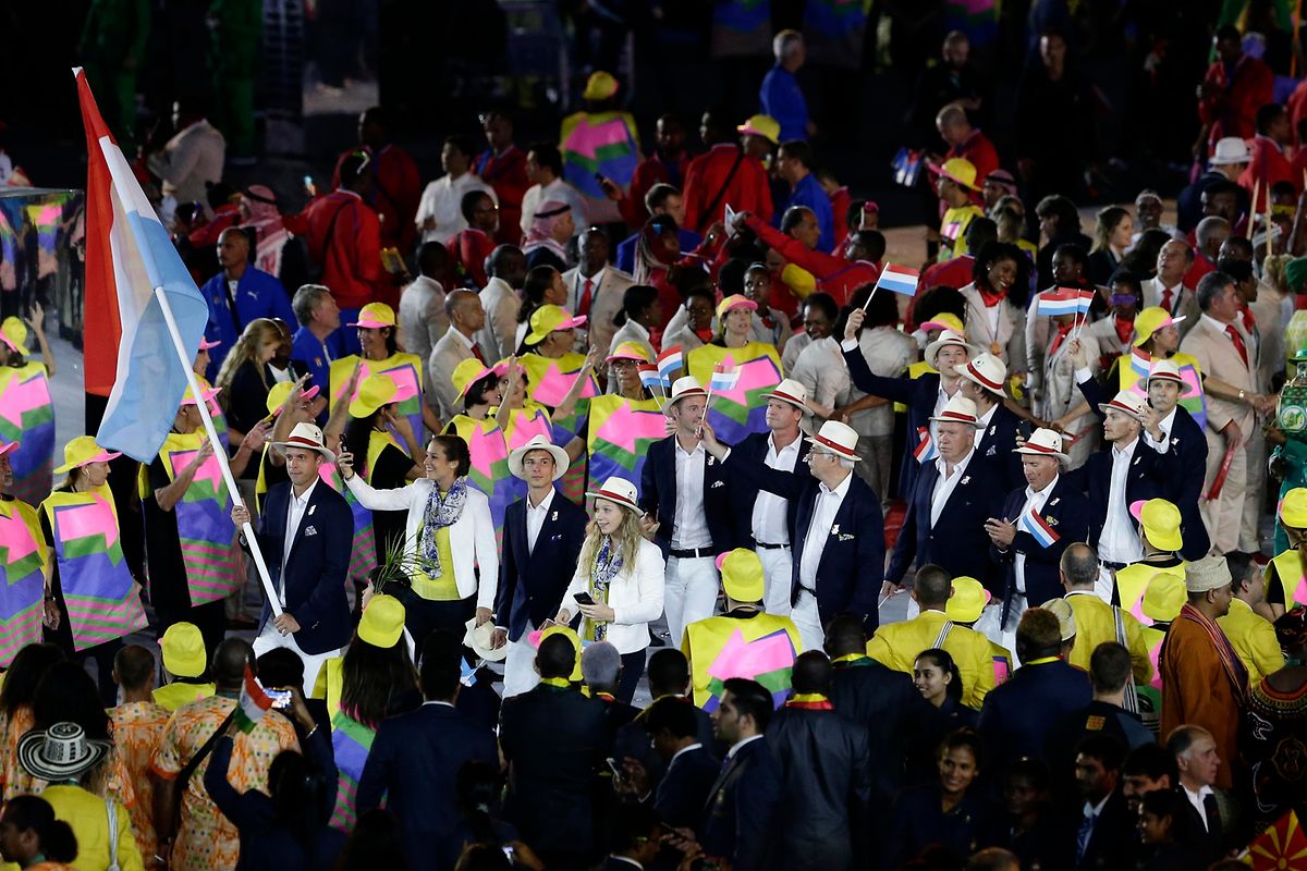 Die 13-köpfige Luxemburger Delegation beim Einmarsch, angeführt von Fahnenträger Gilles Muller.