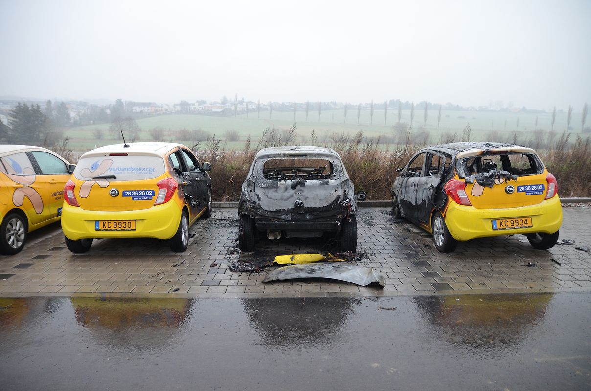 Zwei Autos brannten vollständig aus, zwei weitere wurden schwer beschädigt und sind als Totalschaden anzusehen.