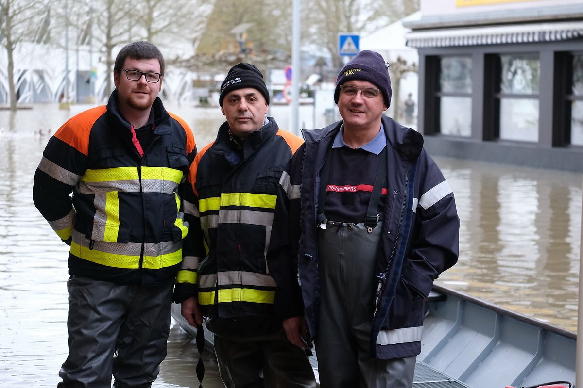 Feuerwehr und Zivilschutz waren während der ganzen Nacht im Einsatz und sind mittlerweile auch darauf vorbereitet, mit Booten Menschen aus Wohnungen abzuholen und wieder dorthin zu bringen.