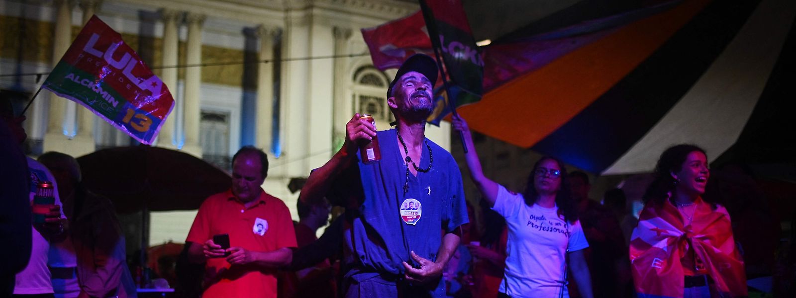 Anhänger von Lula feiern dessen Sieg in der ersten Wahlrunde. Doch das Ergebnis fiel deutlich knapper aus als erwartet.