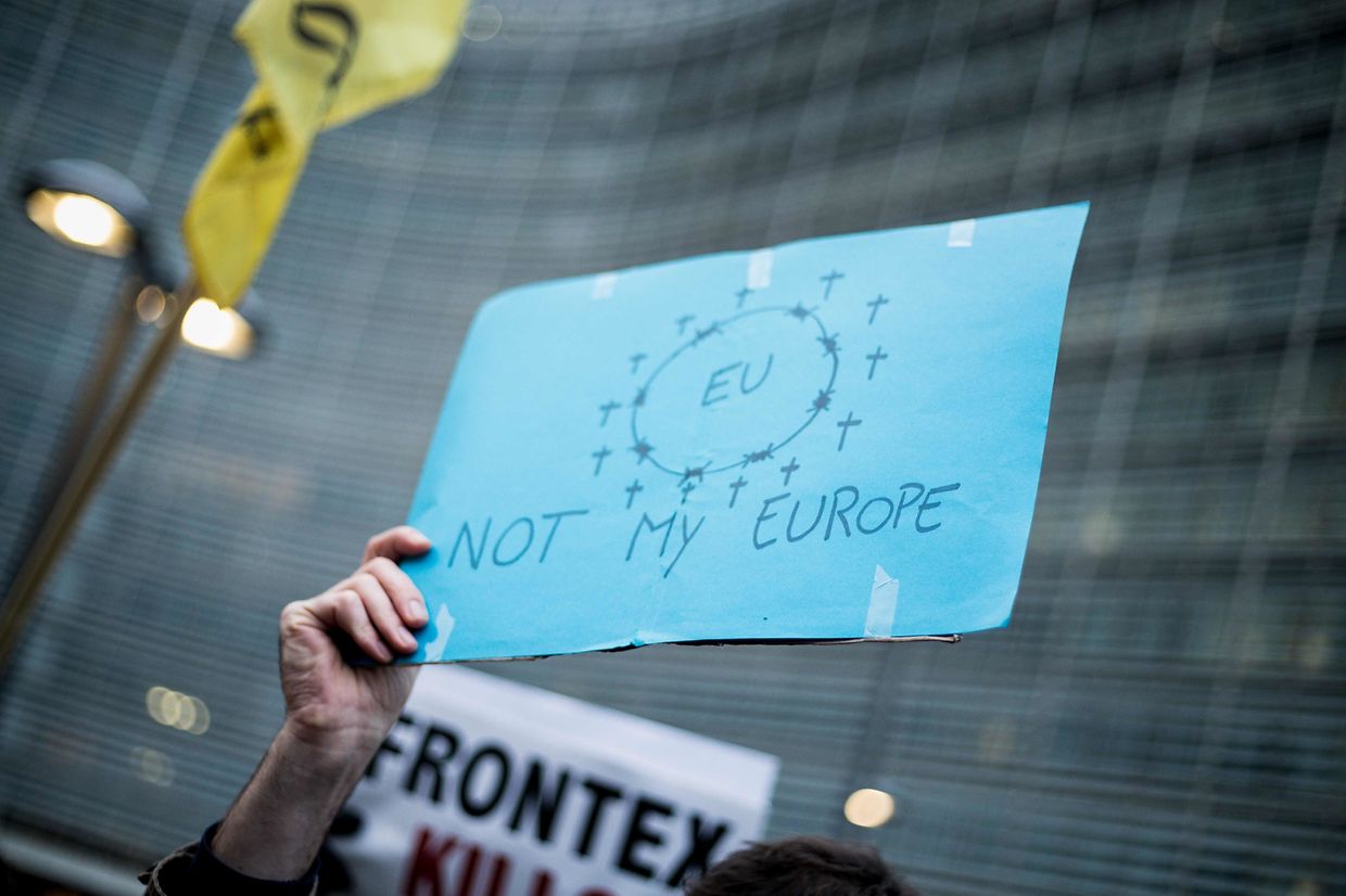 Des protestants criaient des slogans et brandissaient des banderoles pour exiger l'ouverture des frontières de l'Europe, mercredi 4 mars devant le Conseil européen à Bruxelles.