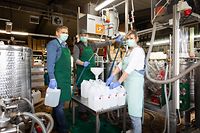 Gesundheit geht vor: Mit Maske, Handschuhen und Arbeitskittel stellen Firmenchef Gérard Leuchter (l.) und seine Mitarbeiter Anja Greskowia und Darek Govski in Breidweiler Desinfektionsmittel her.