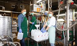 Gesundheit geht vor: Mit Maske, Handschuhen und Arbeitskittel stellen Firmenchef Gérard Leuchter (l.) und seine Mitarbeiter Anja Greskowia und Darek Govski in Breidweiler Desinfektionsmittel her.