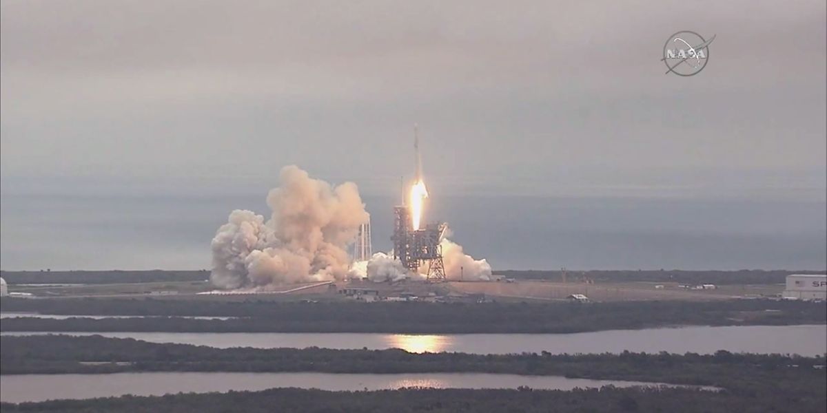 Falcon 9 s'est arraché du pas de tir 39A au Centre spatial Kennedy en Floride comme prévu dans un ciel très couvert à 14h38 GMT (9h38 locale). 