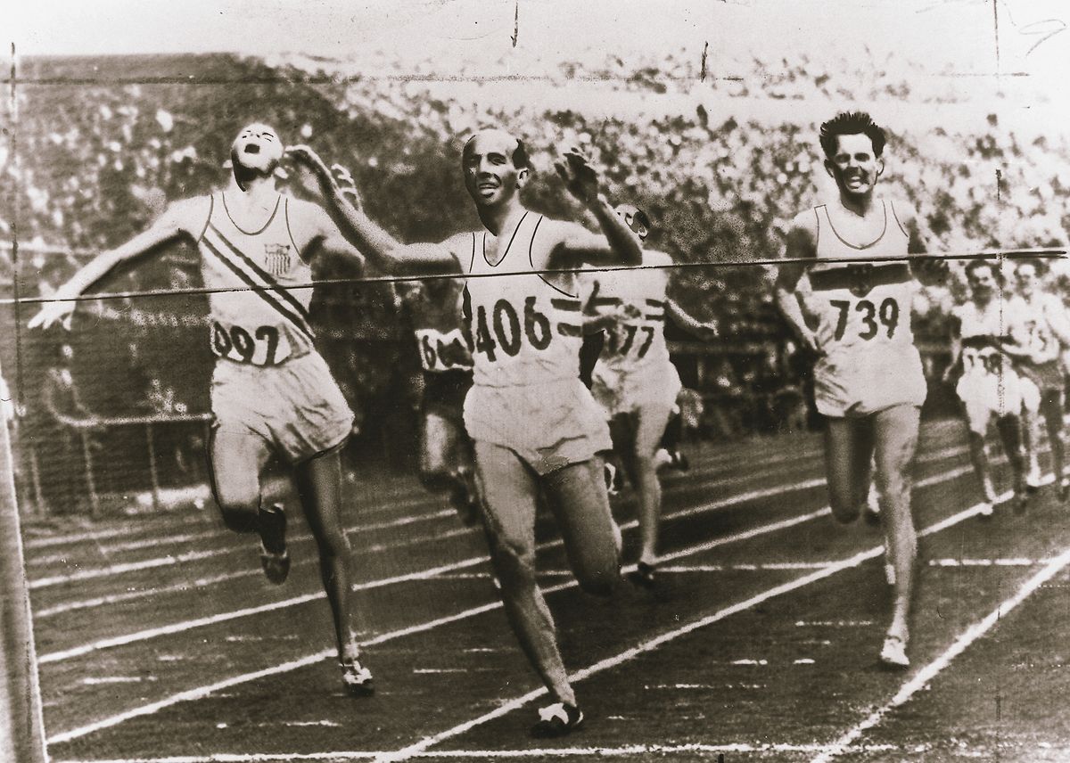 Josy Barthel (au centre) remporte la médaille d'or à Helsinki devant Robert McMillen (à gauche, USA) et Werner Lueg (à droite, Allemagne).