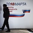 A policeman guards a polling station ahead of Russia's presidential election, on March 17, 2018 in Moscow.
Russians vote on March 18, a presidential election in which Vladimir Putin will seek a fourth term. / AFP PHOTO / Vasily MAXIMOV