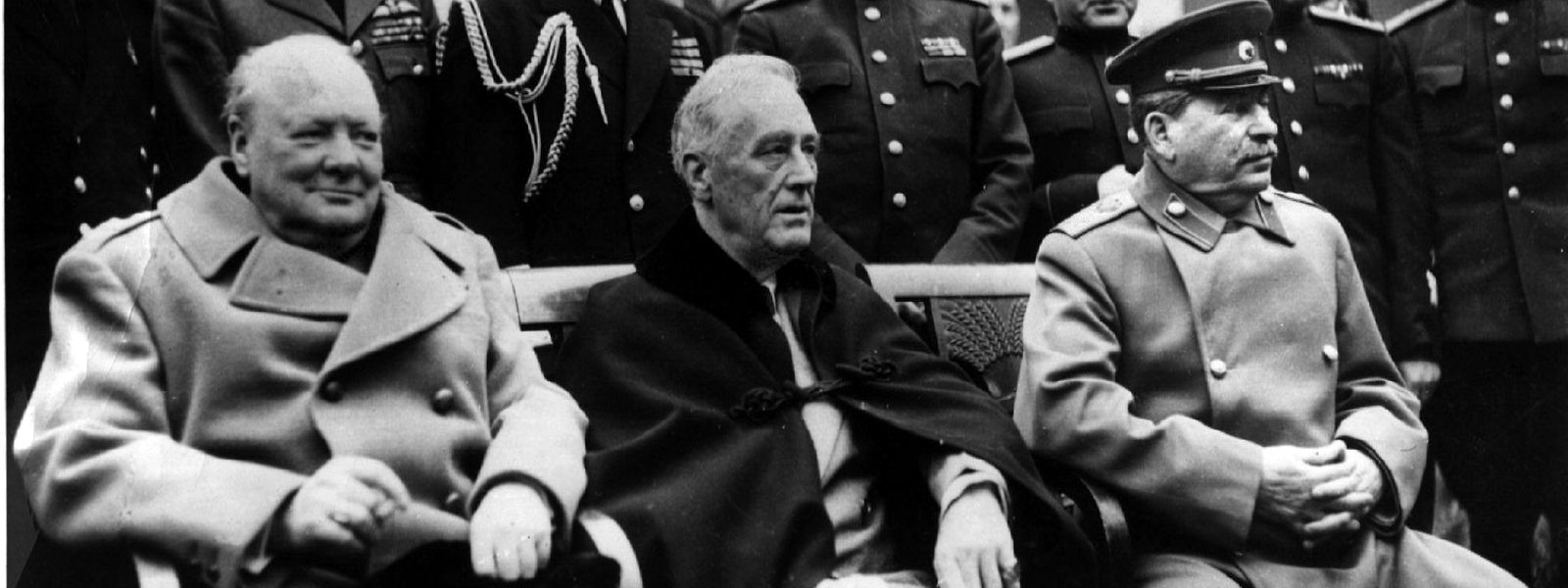 In Jalta auf der Halbinsel Krim treffen sich im Februar 1945 der britische Premierminister Winston Churchill (v.l.n.r.), US-Präsident Franklin D. Roosevelt und der sowjetische Diktator Josef Stalin zu einer Konferenz über die Neugestaltung Europas.