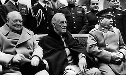 In Jalta auf der Halbinsel Krim treffen sich im Februar 1945 der britische Premierminister Winston Churchill (v.l.n.r.), US-Präsident Franklin D. Roosevelt und der sowjetische Diktator Josef Stalin zu einer Konferenz über die Neugestaltung Europas.