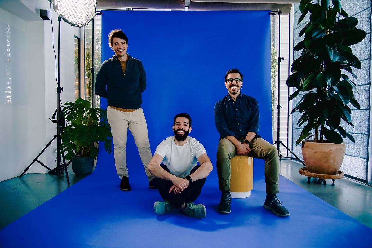 Micael Oliveira com os irmãos Luís e João Batalha, os outros cofundadores da Amplemarket
