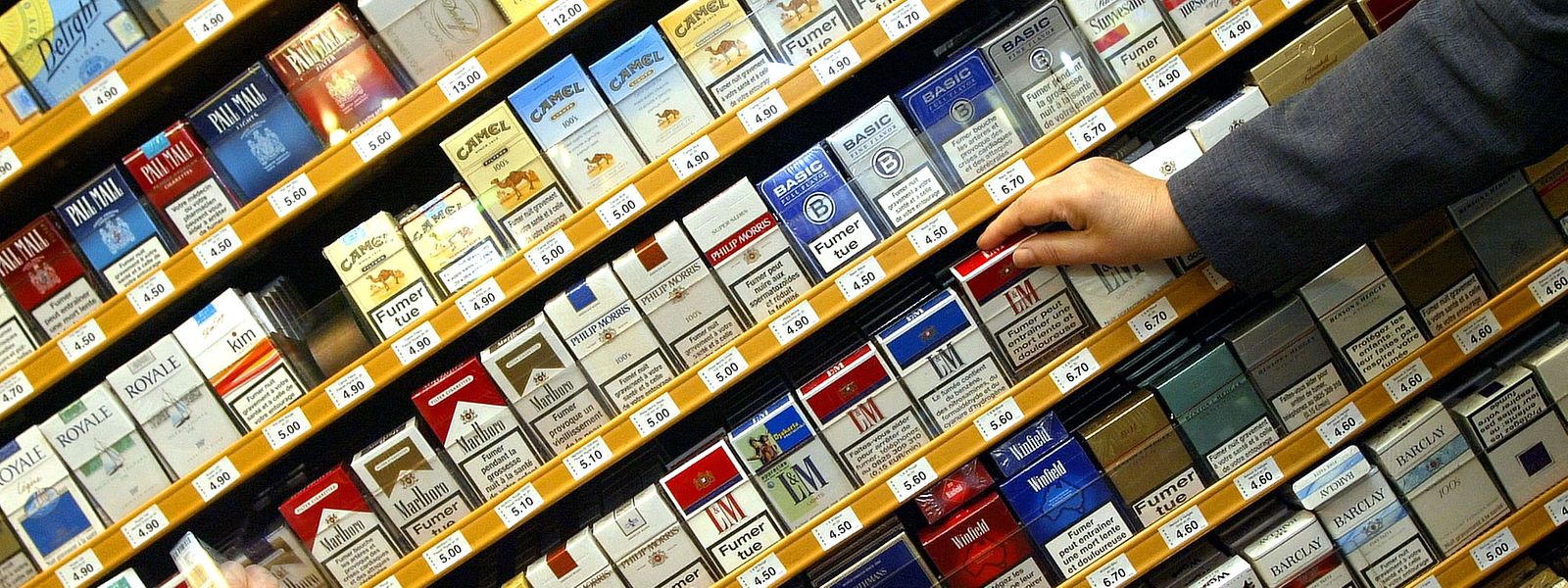En moyenne, le prix du paquet de 20 cigarettes est deux fois plus élevé en France qu'au Luxembourg.