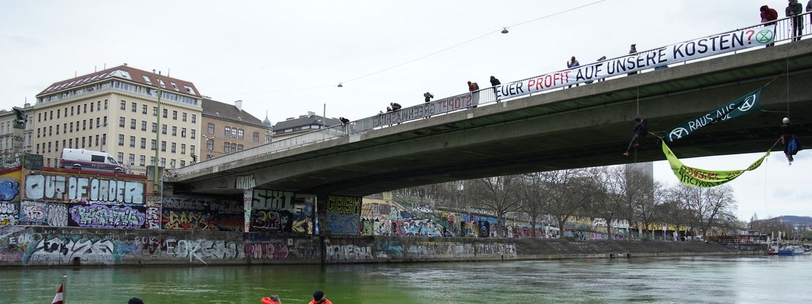 Eine Gruppe der "Extinction Rebellion" blockierte die Salztorbrücke in der Wiener Innenstadt und färbte den Donaukanal grün