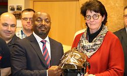 O embaixador Carlos Semedo recebeu simbolicamente os donativos para Cabo Verde.