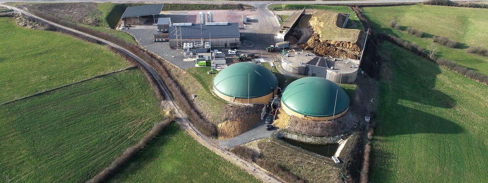 Ein Blick von oben auf die Biogasanlage in Gonderingen. Die Behälter mit grüner Kuppel sind die Nachgärtanks. 