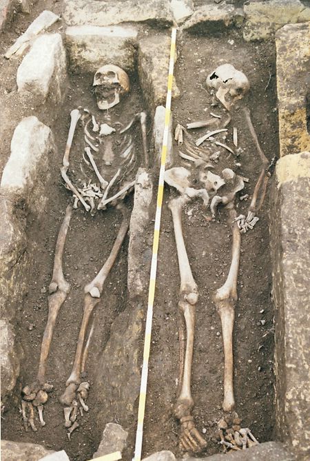 Bereits 1998 waren am Standort mehrere Sarkophage mit Gebeinen entdeckt worden, deren zeitliche Zuordnung jedoch nicht eindeutig geklärt werden konnte. 