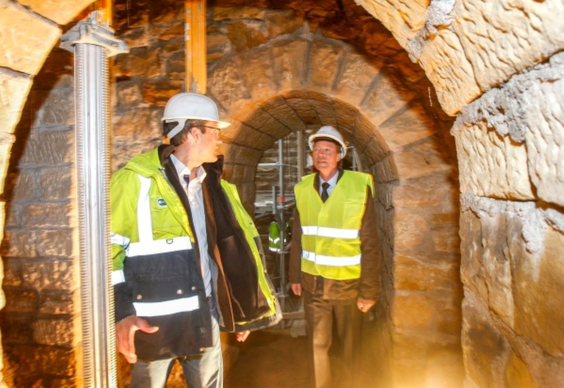 Großherzog Henri besichtigt die Sanierung des Pont Adolphe. 