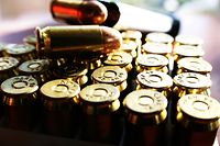 Munition Kugel Gewehr Waffe Gewalt Feuerwaffe Patrone Kaliber (Shutterstock)