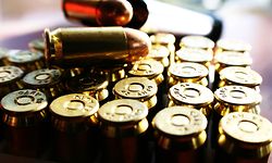 Munition Kugel Gewehr Waffe Gewalt Feuerwaffe Patrone Kaliber (Shutterstock)