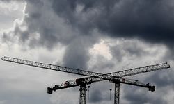 ARCHIV - 27.07.2020, Berlin: Baukräne vor dunklen Wolken. Deutschland wird nach Einschätzung der Industriestaaten-Organisation OECD im kommenden Jahr in die Rezession rutschen. (zu dpa «OECD: Deutschlands Wirtschaftsleistung schrumpft 2023») Foto: Britta Pedersen/dpa-Zentralbild/dpa +++ dpa-Bildfunk +++