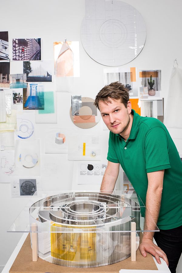 Designer Sebastian Herkner hat für die Möbelmesse IMM Cologne in Köln (18. bis 21.01.2016) ein Haus mit runden Wänden entworfen, die komplett aus Glas bestehen.