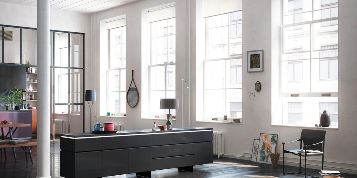 Namhafte Möbelunternehmen wie Interlübke setzen in ihren Wohninszenierungen rund um neue Produkte derzeit auf eher dezente Töne.