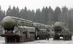 Das Foto zeigt mobile russische Interkontinentalraketen vom Typ Topol, die mit Atomsprengköpfen bestückt werden können.