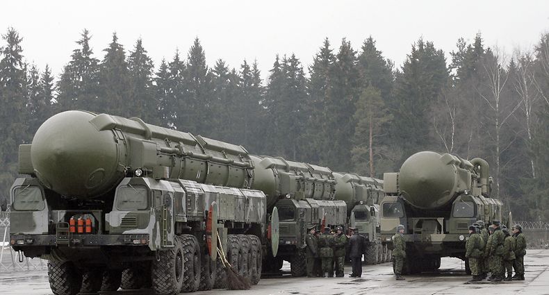 Das Foto zeigt mobile russische Interkontinentalraketen vom Typ Topol, die mit Atomsprengköpfen bestückt werden können.