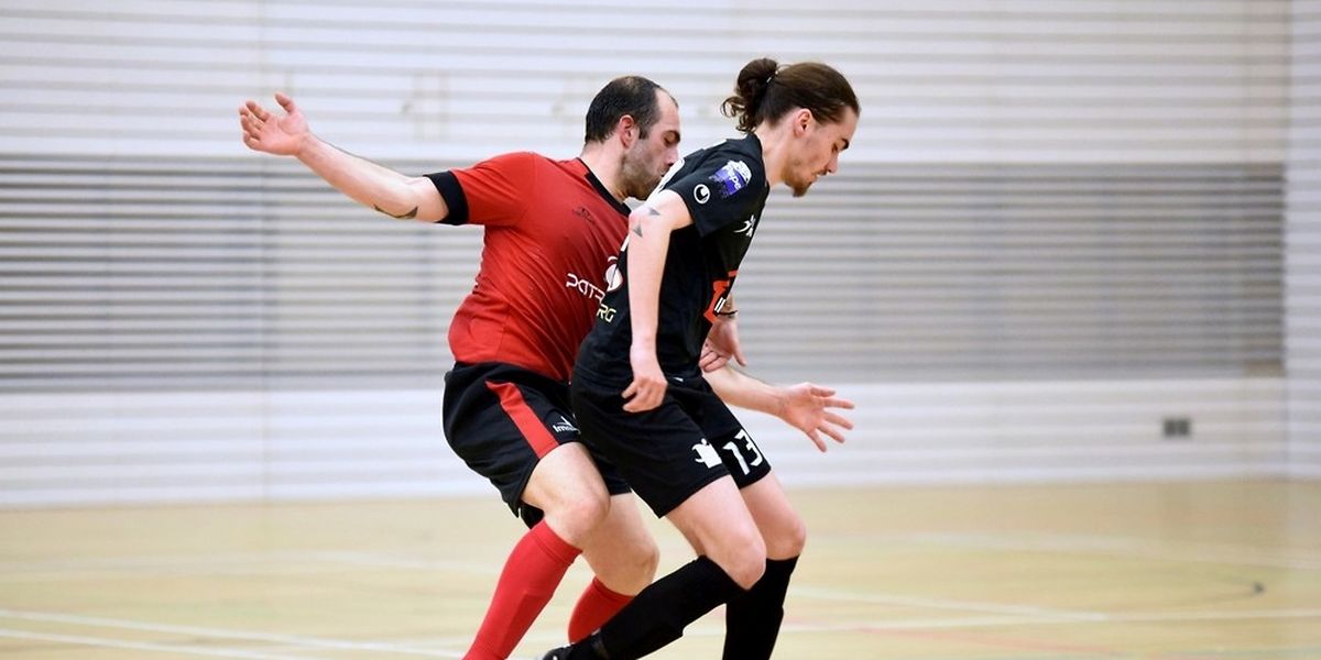 Jonhy Portela (en noir) et Münsbach ont mis du temps pour pour dominer l'US Esch d'Abilio Costa