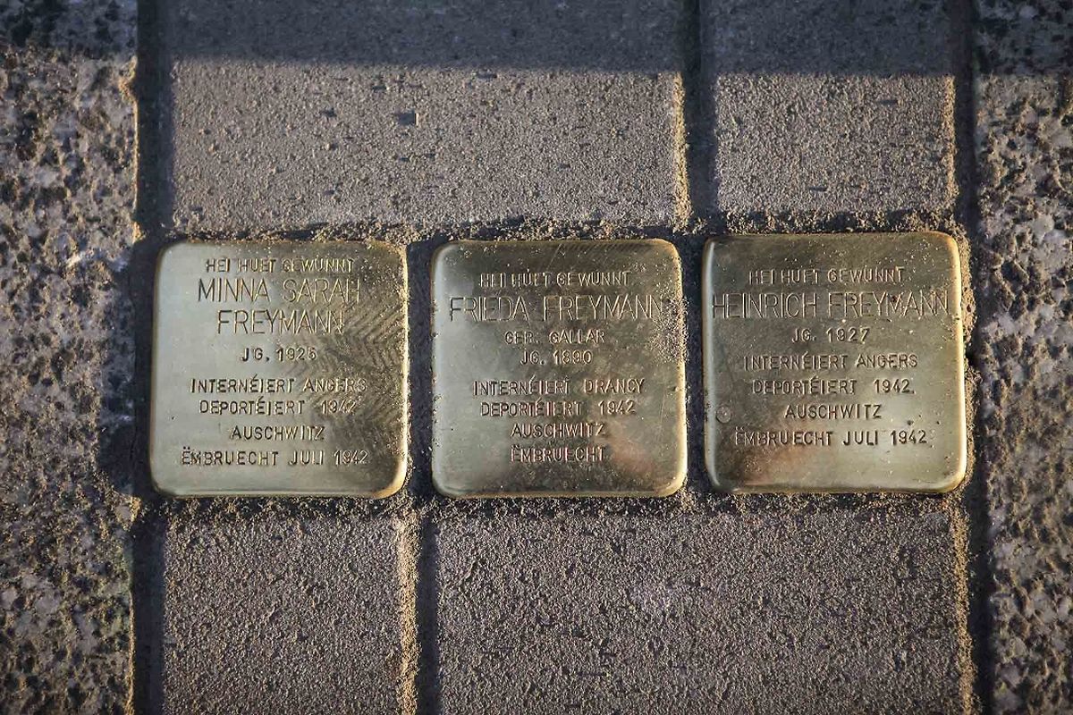 Ces trois pierres d'achoppement rendent hommage à la famille Freymann, qui vivait dans la maison d'angle entre la rue Alzette et la rue Dicks et qui a été déportée à Auschwitz en 1942.