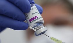 ARCHIV - 05.04.2021, Sachsen-Anhalt, Quedlinburg: Eine Spritze mit dem Corona-Impfstoff von AstraZeneca wird im Impfzentrum des Landkreises Harz aufgezogen. (zu dpa:  «Sondertermine für AstraZeneca-Impfungen zu vergeben») Foto: Matthias Bein/dpa-Zentralbild/dpa +++ dpa-Bildfunk +++