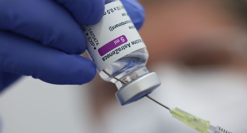 ARCHIV - 05.04.2021, Sachsen-Anhalt, Quedlinburg: Eine Spritze mit dem Corona-Impfstoff von AstraZeneca wird im Impfzentrum des Landkreises Harz aufgezogen. (zu dpa:  «Sondertermine für AstraZeneca-Impfungen zu vergeben») Foto: Matthias Bein/dpa-Zentralbild/dpa +++ dpa-Bildfunk +++