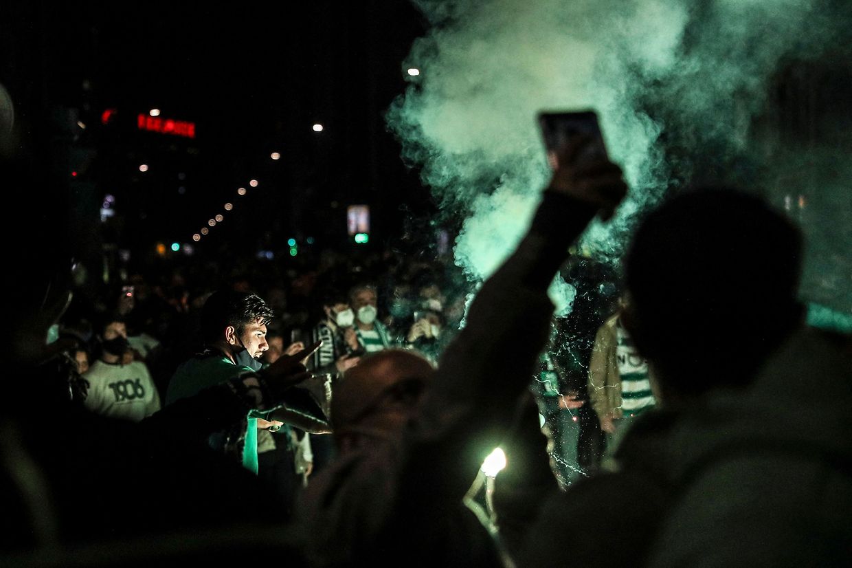 Festejos e confrontos entre adeptos e polícia na noite em que o Sporting voltou a conquistar o campeonato nacional, 19 depois.