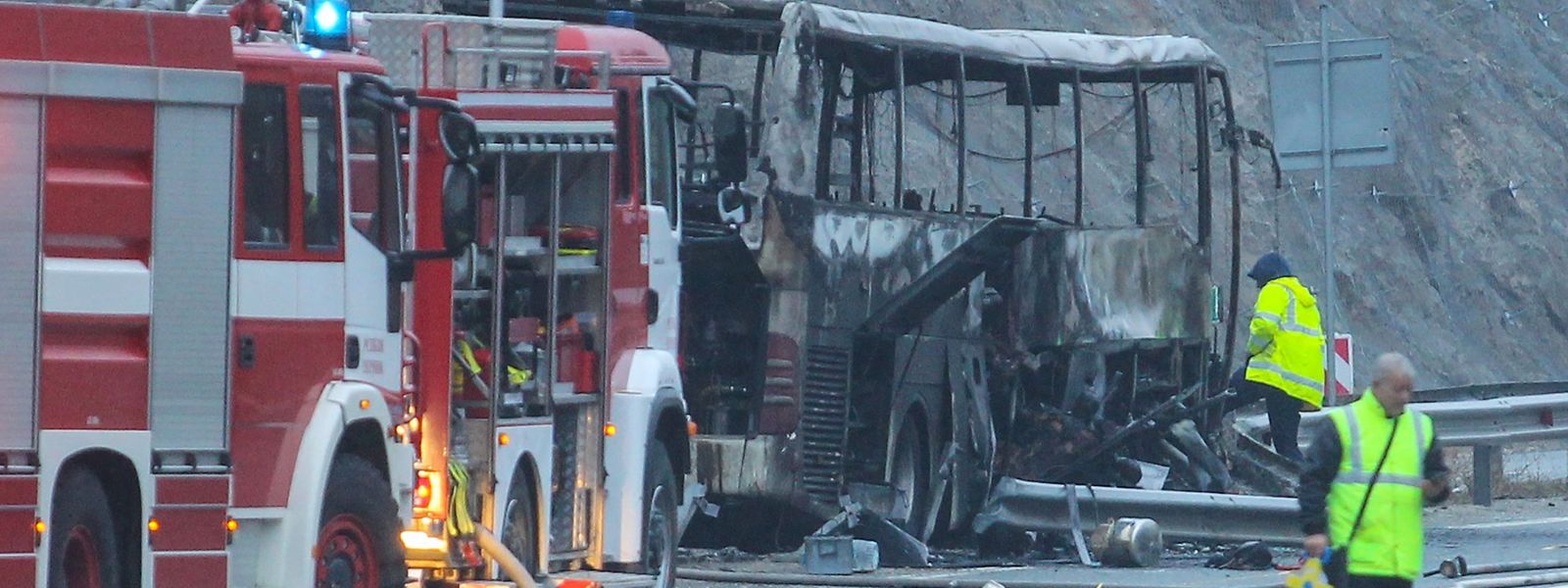 Der Bus brannte bei dem Unfall völlig aus.