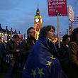 Brexit-Gegner verfolgten die Abstimmung vor dem Parlamentsgebäude.