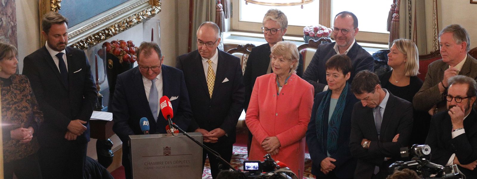 Entouré du Premier ministre et du secrétaire général de la Chambre, Fernand Etgen a présenté les travaux parlementaires 2020.