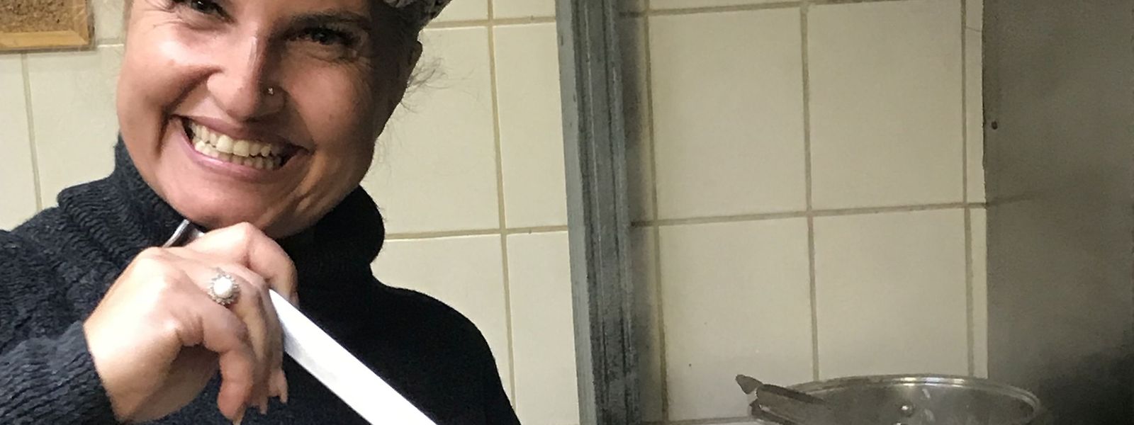 Anabela Araújo, proprietária e a famosa francesinha que cozinha.