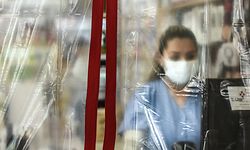 NEW YORK, NY - APRIL 1: A pharmacist works behind plastic sheeting while wearing personal protective equipment in the Elmhurst neighborhood on April 1, 2020 in New York City. With more than 75,000 confirmed cases of COVID-19 and more than 1,000 deaths, New York City has become the epicenter of the outbreak in the United States.   Stephanie Keith/Getty Images/AFP
== FOR NEWSPAPERS, INTERNET, TELCOS & TELEVISION USE ONLY ==