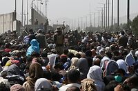 In der Hoffnung das Land verlassen zu können harren Tausende am Flughafen in Kabul aus.