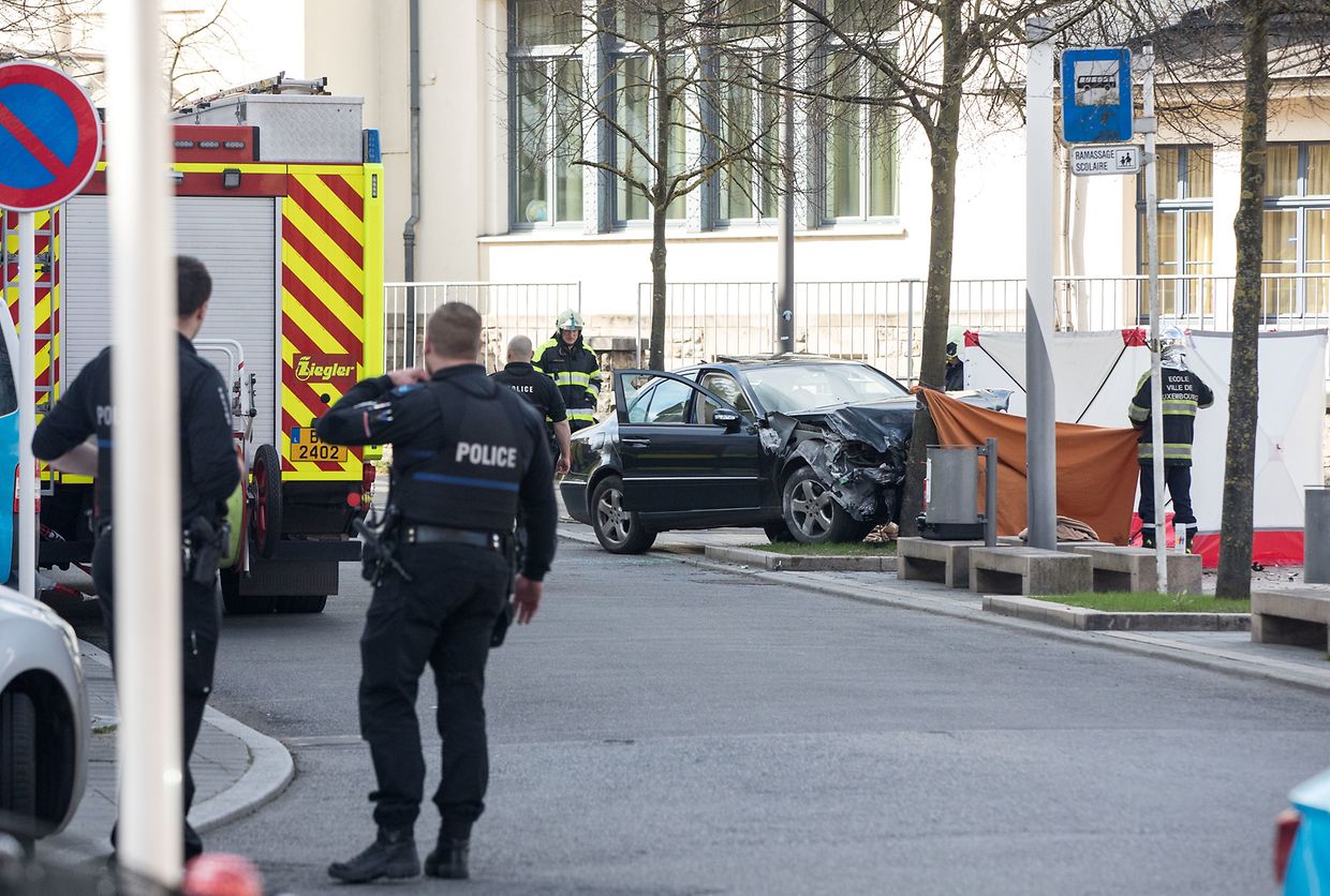 Das Auto fuhr nach der Schussabgabe gegen einen Baum.
