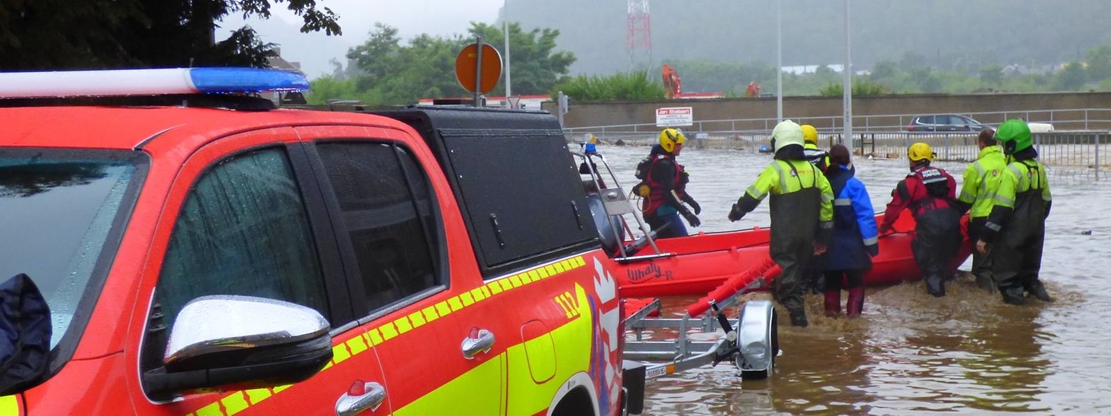 Le matériel et les pompiers du CGDIS en action en Belgique, lors des inondations de 2021.