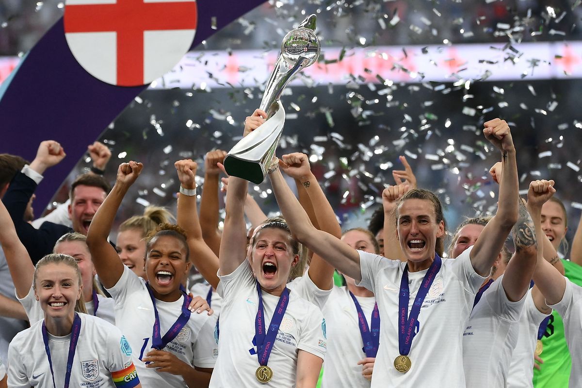 Die englischen Fußballerinnen lassen sich feiern.
