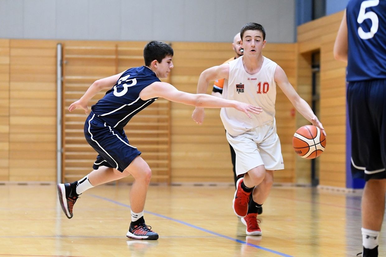 Scolaires: Musel Pikes - Contern 62-70 - Jeff Mathis (en blanc, Musel Pikes) et Chris Schumann.