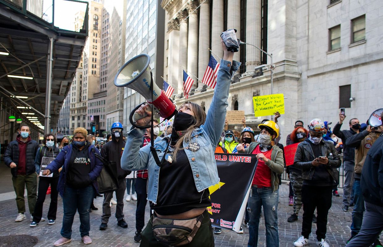 Manifestantes na Marcha das Mulheres de 17 de outubro de 2020 contra a nomeação de Amy Coney Barrett's para o Supremo Tribunal. 